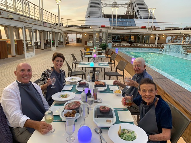 Dinner around the pool with Helen and Patrick!