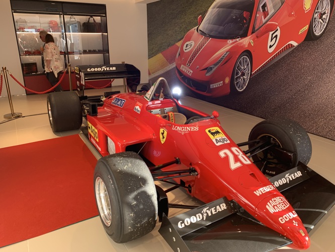 The car was driven by Michele Alboreto (number 27) and Gerhard Berger (number 28) and replaced the Ferrari F1/86 used in 1986.