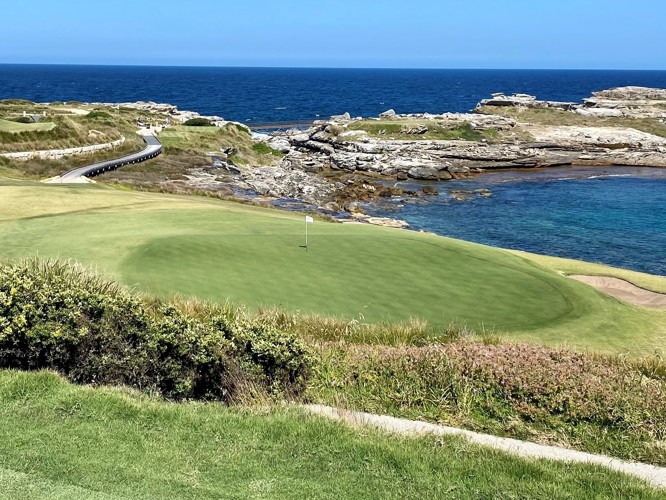 6th hole at NSWGC - Come on - off the island tee this is one of the best par 3's on the planet
